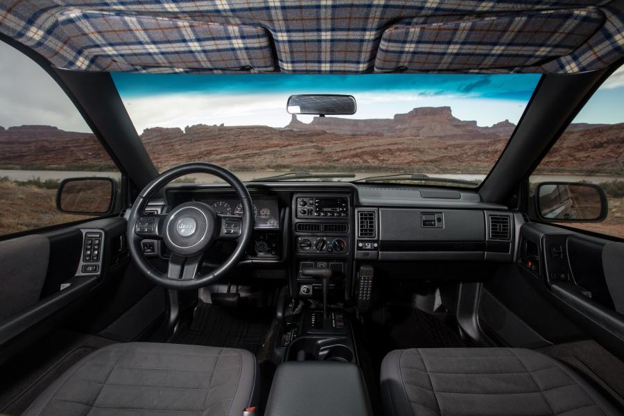 Торпедо Jeep Grand One Concept (ZJ) 2017 года  (фото 8 из 16)